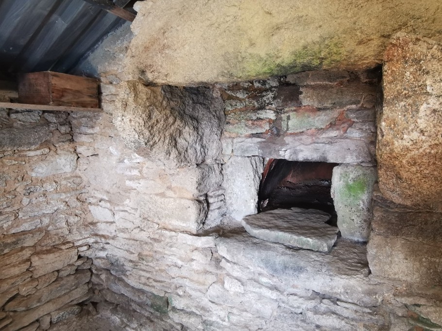 Ancien four à pain dans la remise