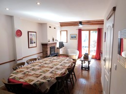 Pièce de vie ouverte sur cuisine