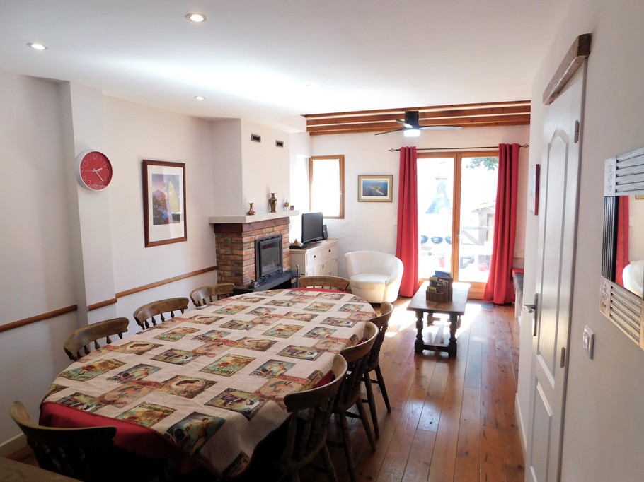 Pièce de vie ouverte sur cuisine