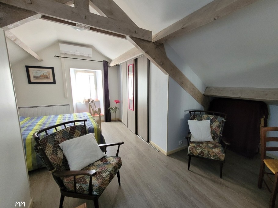 Grande chambre,dressing et espace détente.