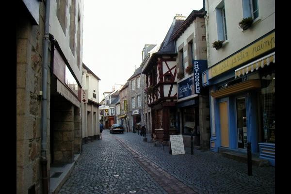 RUE DANS LE VIEUX PAIMPOL