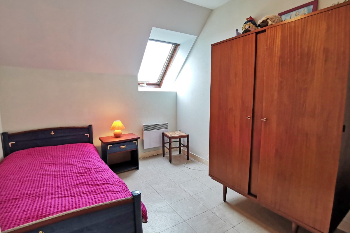 A l'étage, une chambre avec deux lits de 90