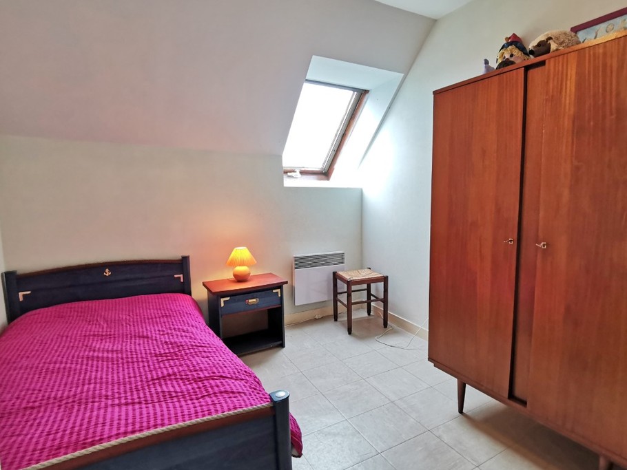 A l'étage, une chambre avec deux lits de 90