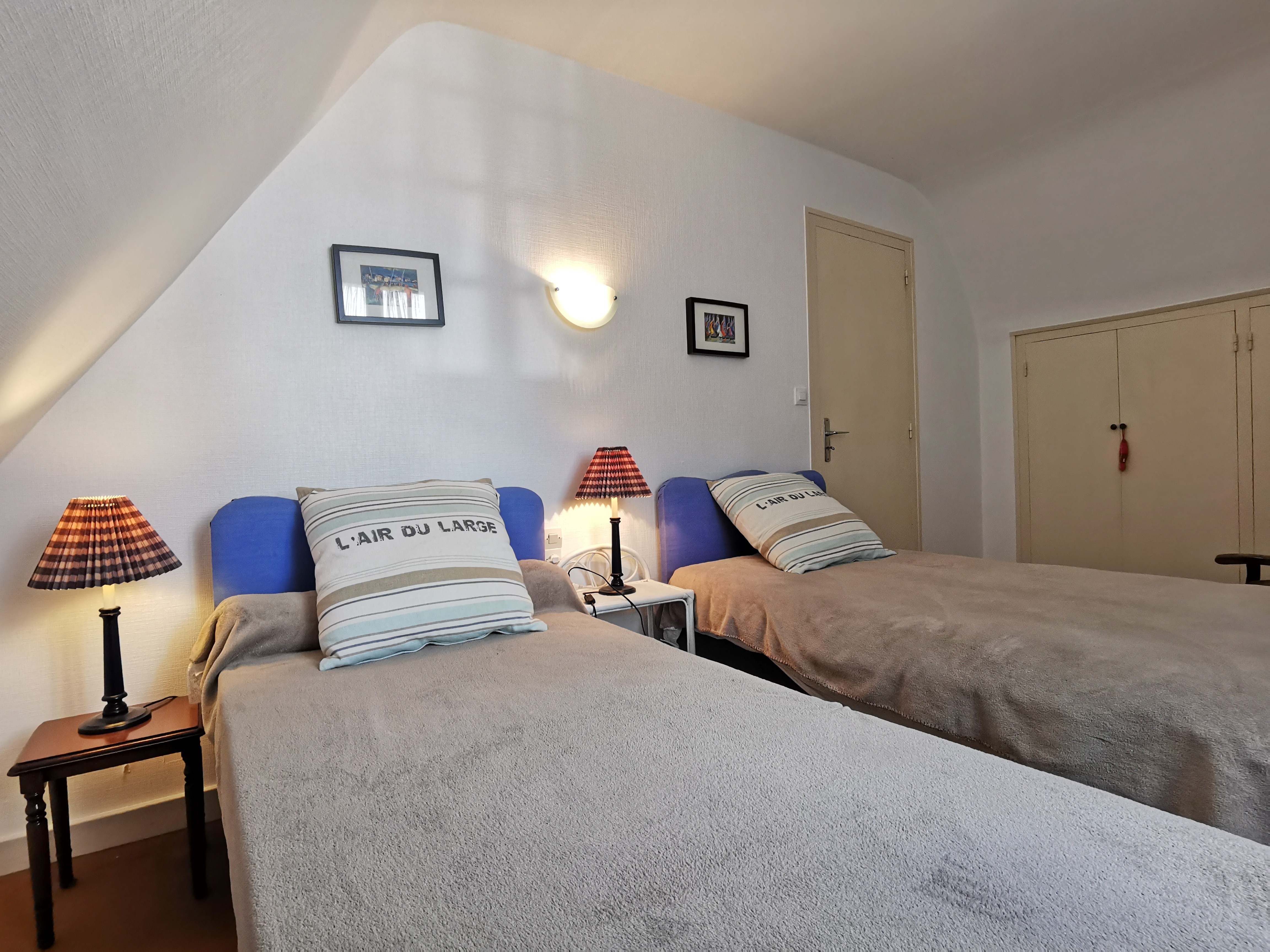 First floor: Bedroom 2 - 2 single beds 90