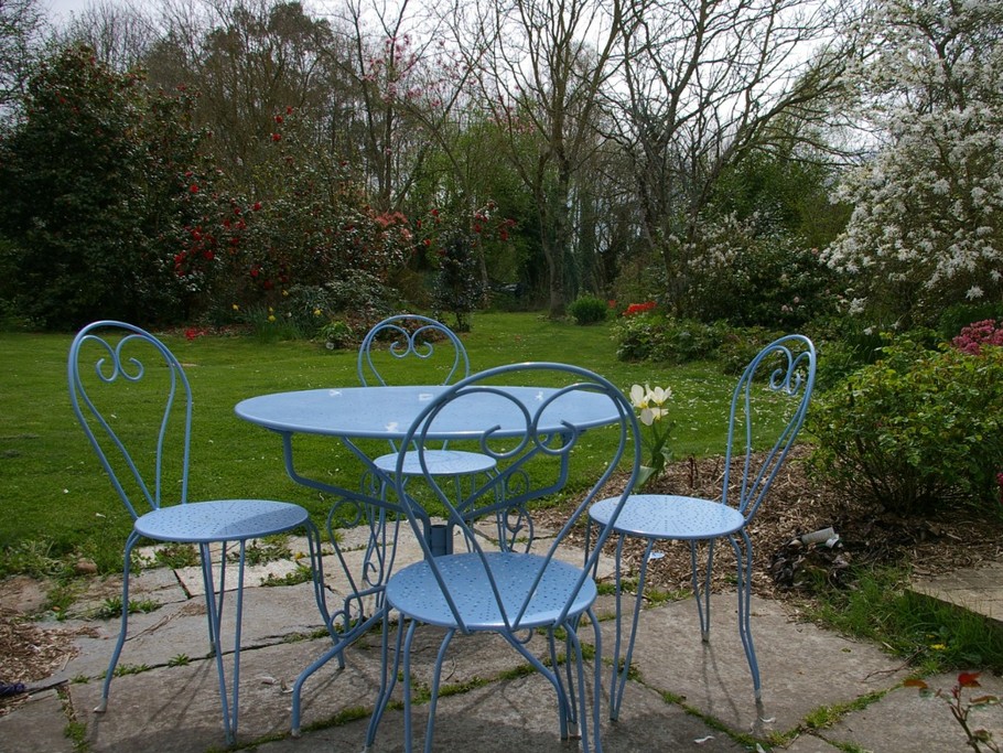 Terrasse sud en mars- Maison de caractère à la campagne dans un superbe cadre , près de la mer. 5 pers.