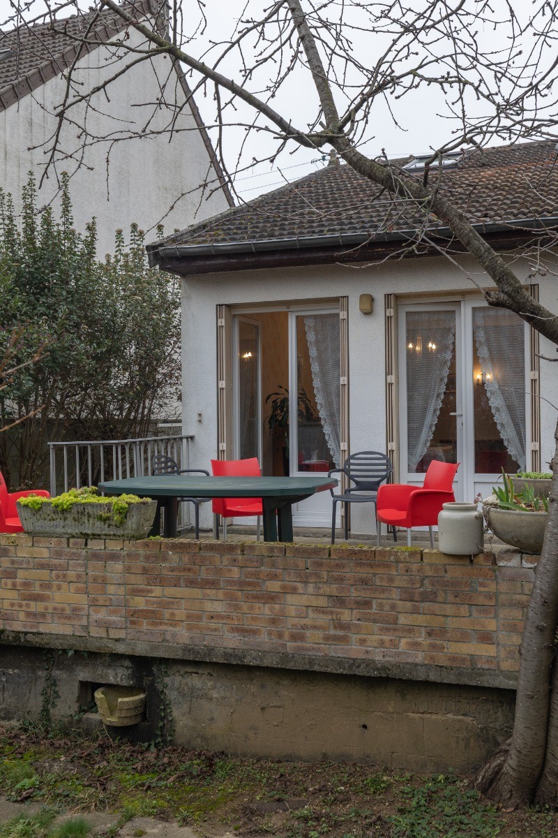 terrasse à l'arrière du jardin
