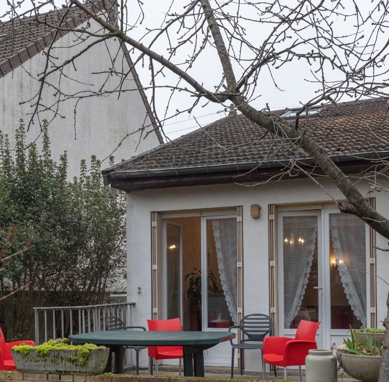 terrasse à l'arrière du jardin