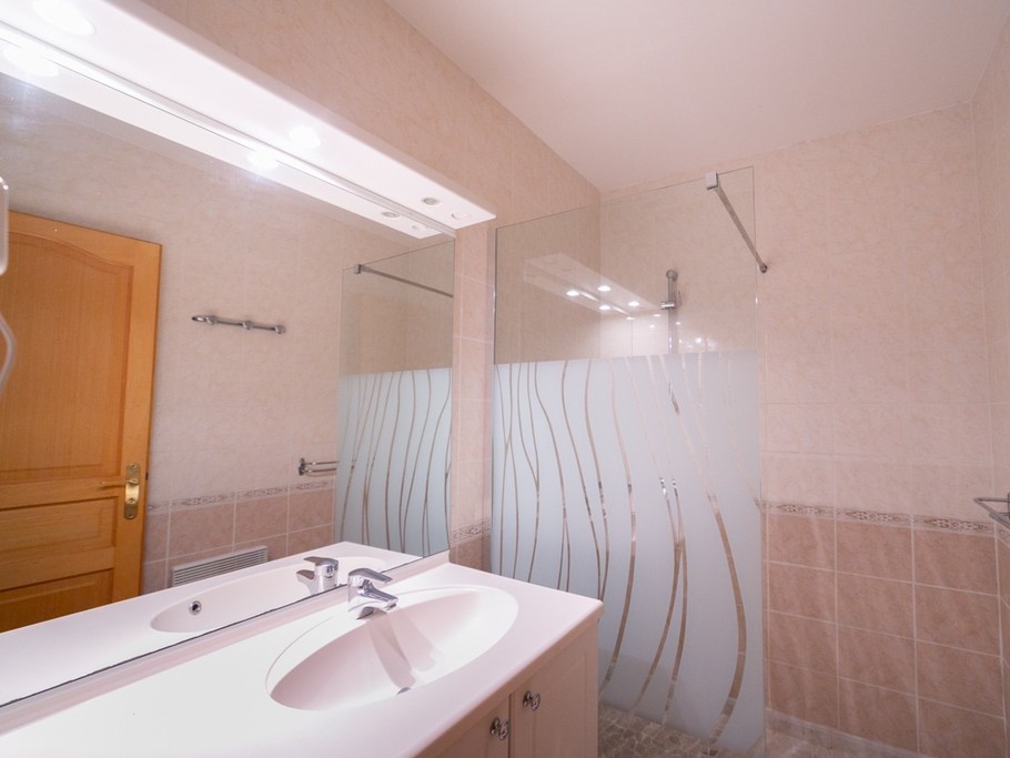 Deux salles d'eau identiques