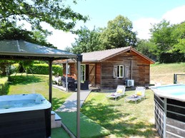 Chalet Mélèze avec son spa privatif et sa piscine hors-sol. Idéal pour 1 week-end détente ou pour vos vacances !
