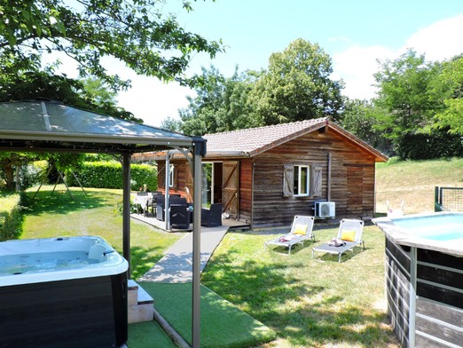 Chalet Mélèze avec son spa privatif et sa piscine hors-sol. Idéal pour 1 week-end détente ou pour vos vacances !