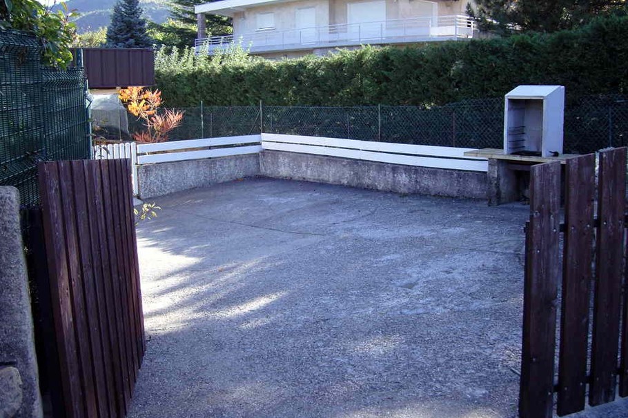 PARKING 2 VOITURES ET BARBECUE