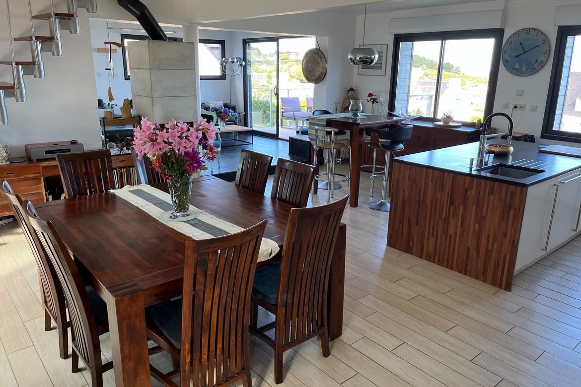 pièce de vie : cuisine, salle, salon