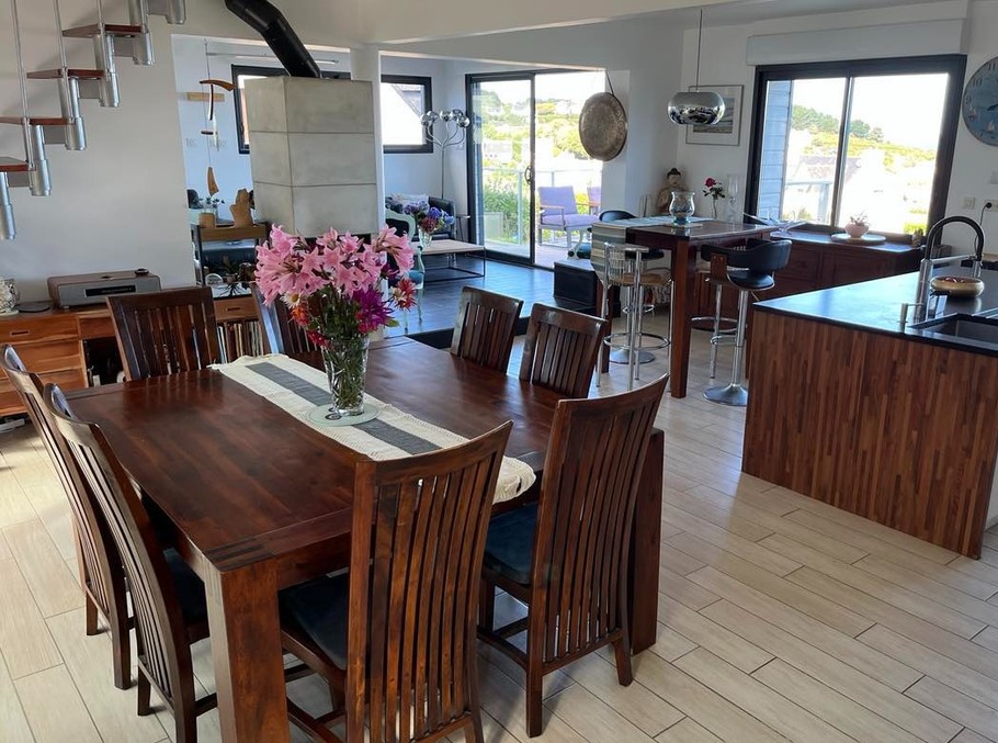 pièce de vie : cuisine, salle, salon