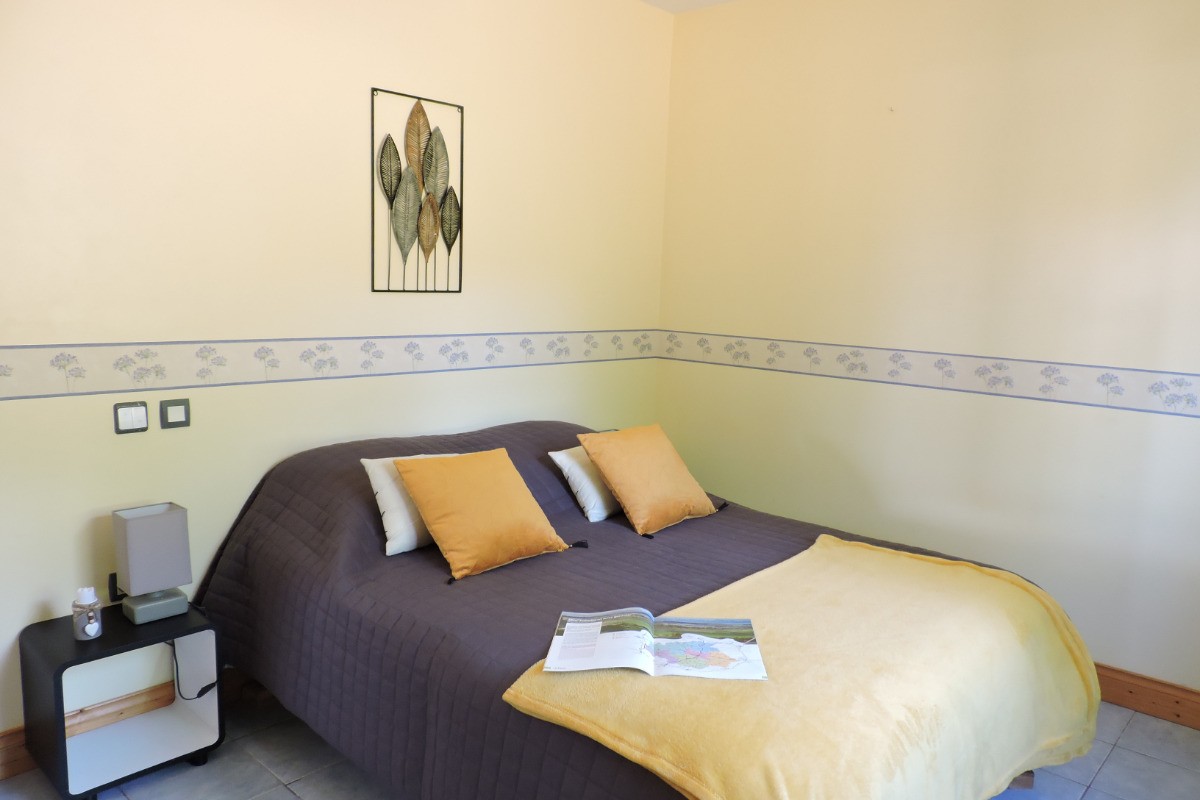 Chalet Mélèze : jolie chambre aux tons ocres et nature