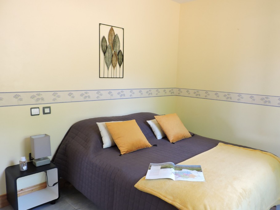 Chalet Mélèze : jolie chambre aux tons ocres et nature