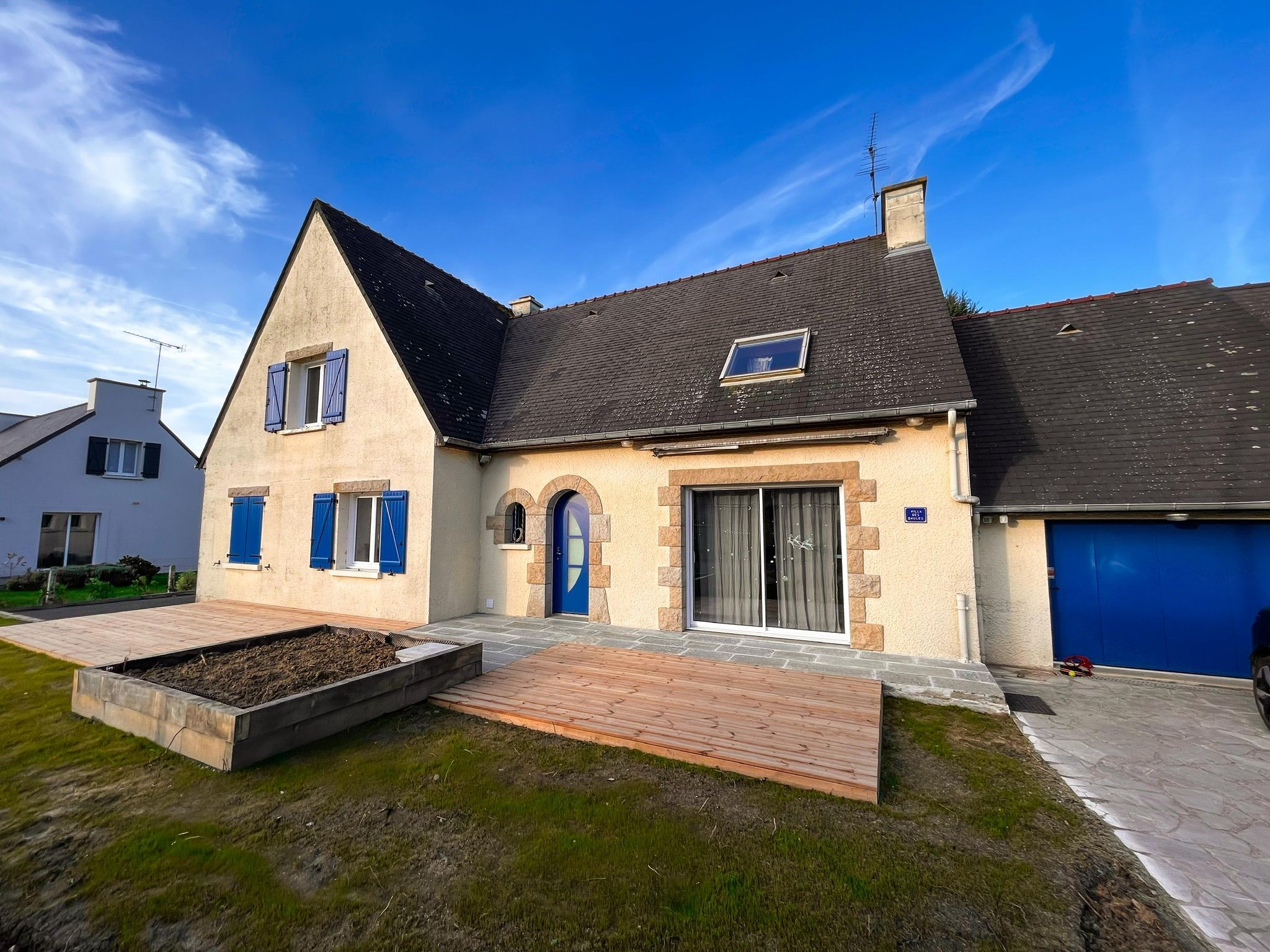Terrasse plein sud, récemment aménagée et terrain nouvellement arboré