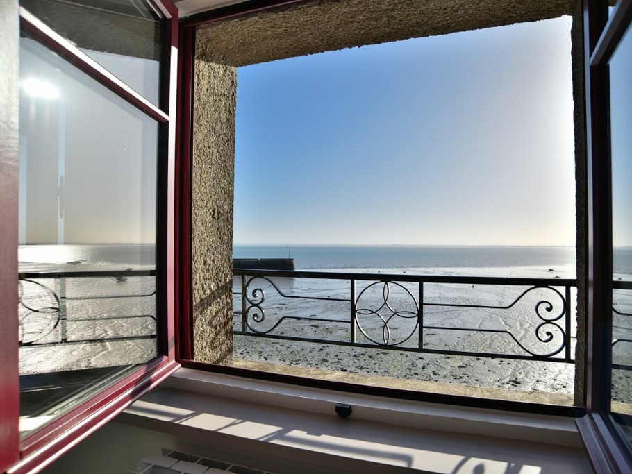 Epoustouflante vue mer panoramique depuis la pièce de vie.