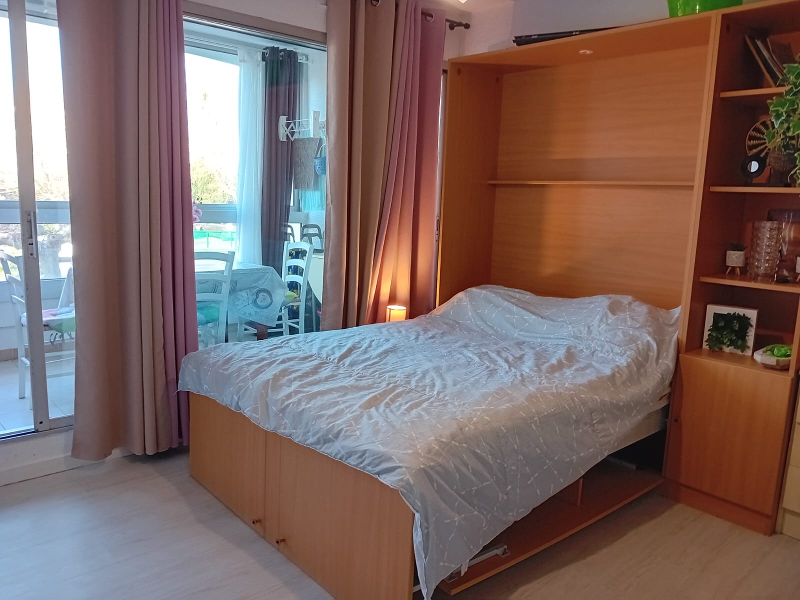 Salon lumineux avec lit escamotable et Wi-Fi pour vos vacances à La Grande-Motte