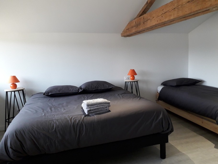 Chambre 1 lit en 160 + 1 lit en 90 (étage)