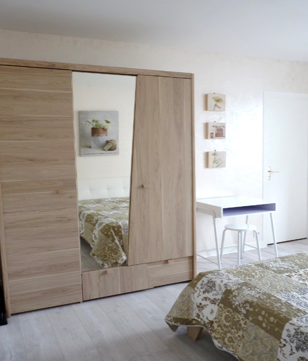 Chambre indépendante pour 2 personnes (lit 120 cm), rangements, penderie et coin bureau.