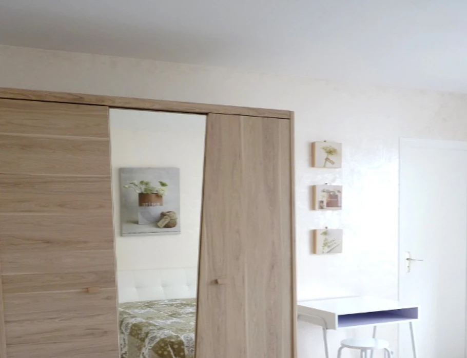 Chambre indépendante pour 2 personnes (lit 120 cm), rangements, penderie et coin bureau.