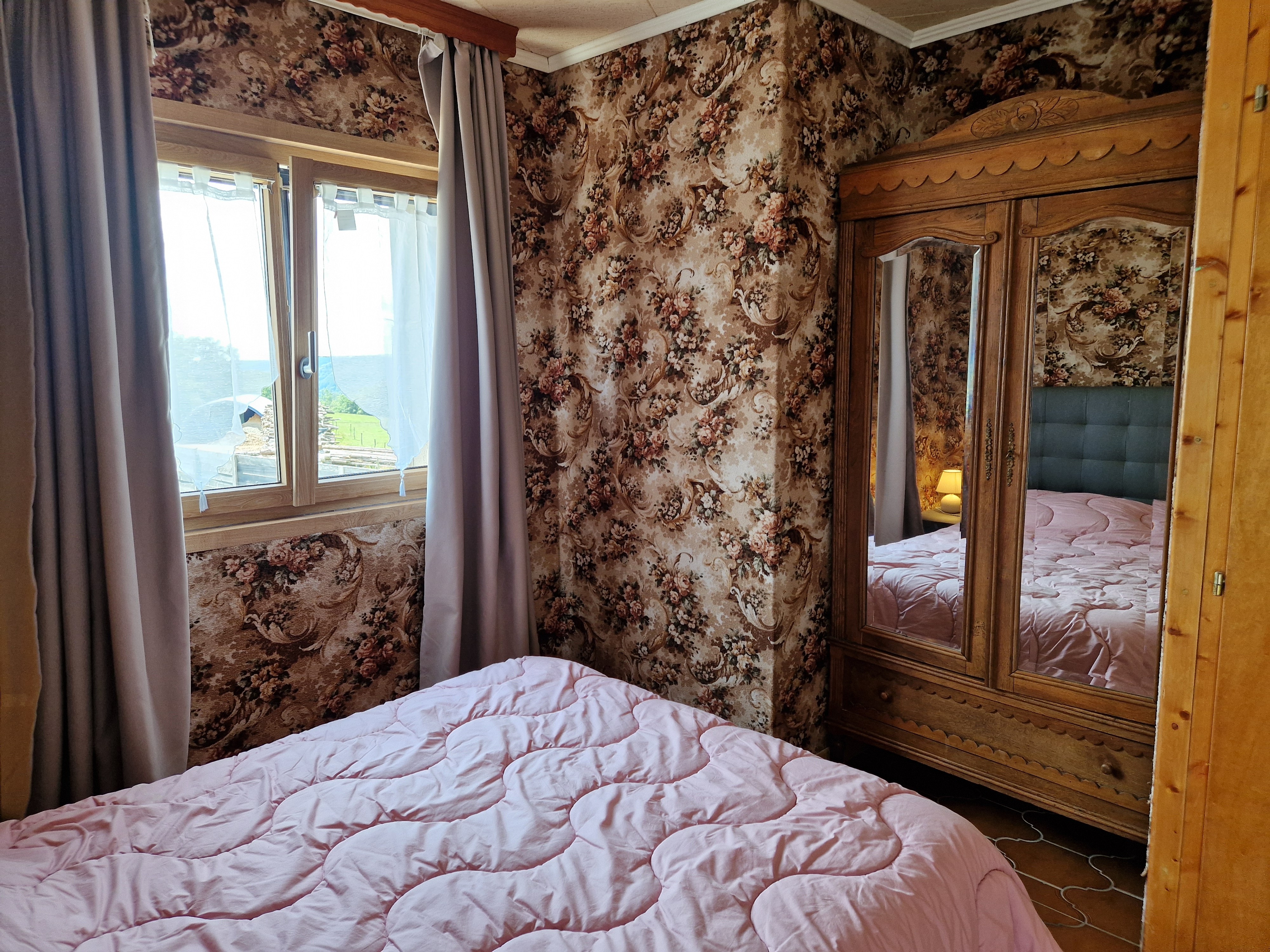 Peony Room on the first floor with a double bed and a balcony – Gîte des 4 Vents in Girmont – Val d’Ajol in the Vosges