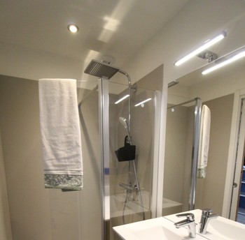 Salle d'eau - Douche italienne - Les Clés de Xoulces