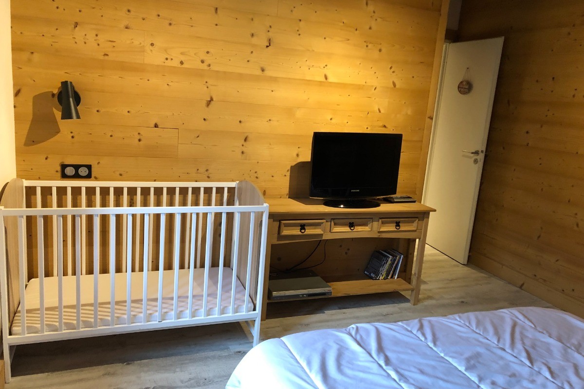 Chambre 1 (avec lit bébé) - Le "Chalet" de Popy