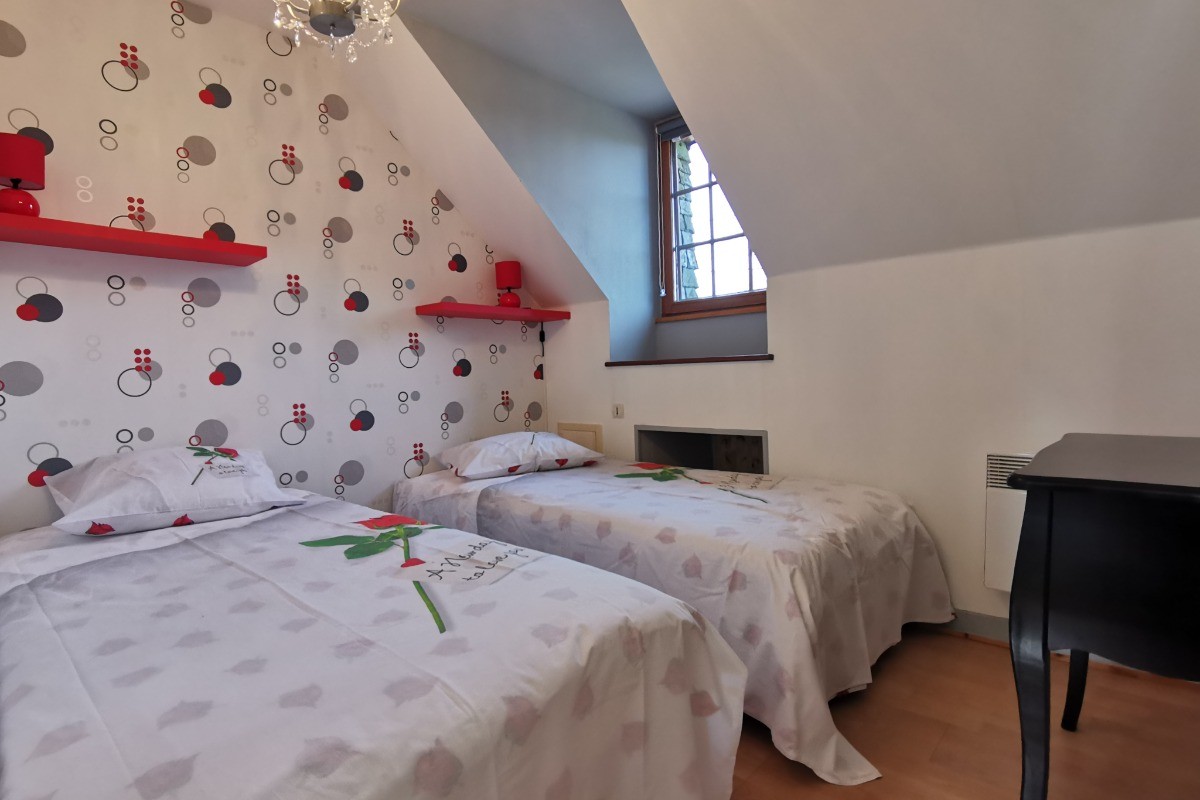 Etage : Chambre 2 avec 2 lits 90