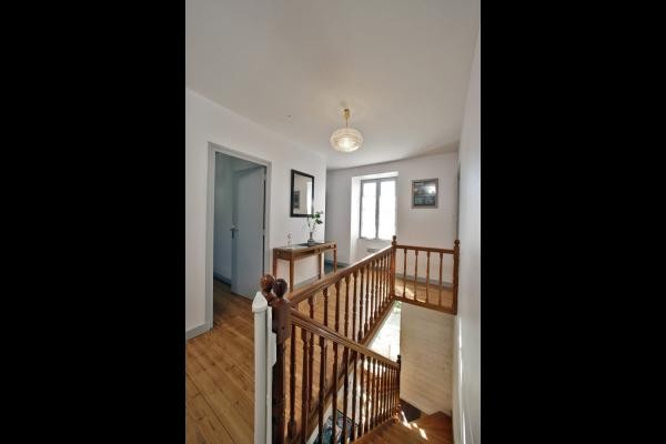 le palier dessert les 3 chambres, la salle de bain, de dressing et les toilettes