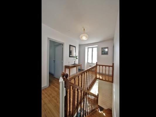 le palier dessert les 3 chambres, la salle de bain, de dressing et les toilettes