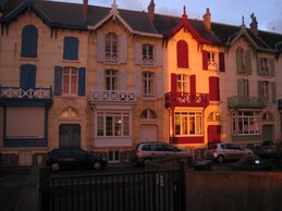Seule, la façade de la De Sonis est  illuminée par le soleil couchant