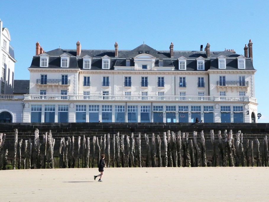 Façade immeuble, vue de la plage du sillon
