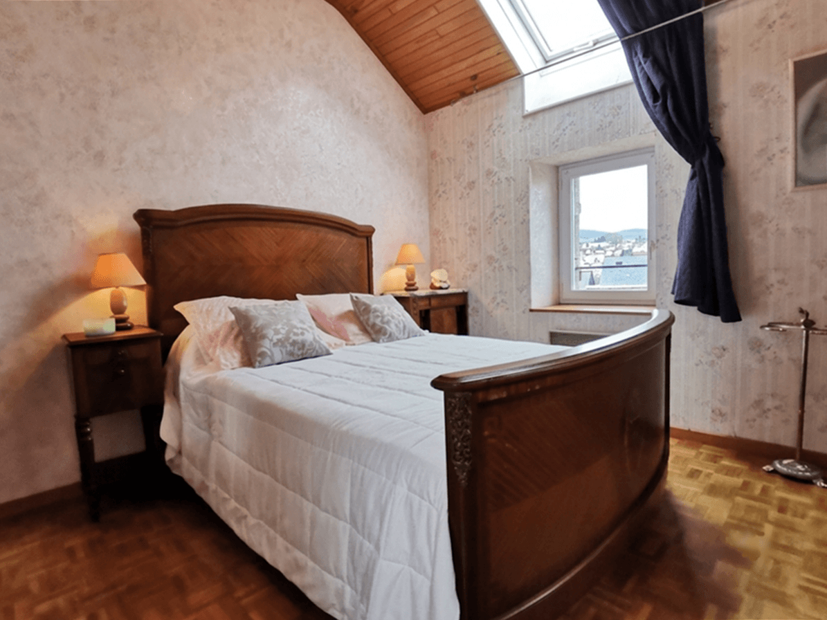 First floor: Bedroom 1 – 160 bed