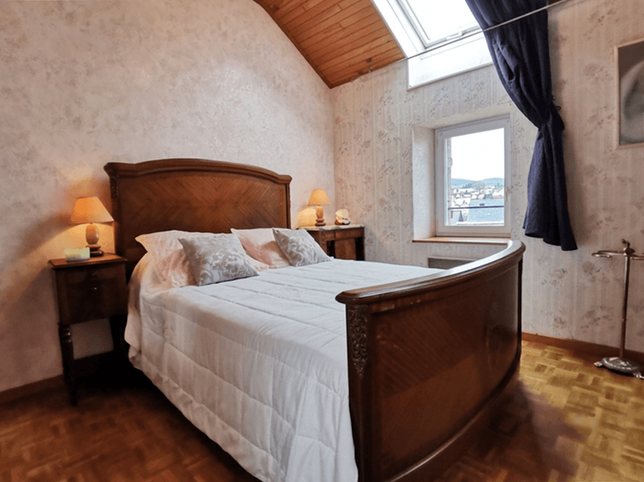 First floor: Bedroom 1 – 160 bed