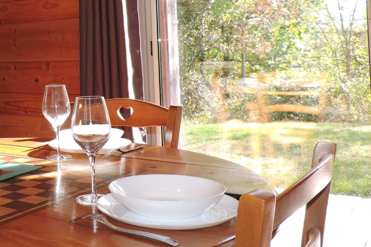 Chalet Cèdre : prenez vos repas avec vue sur la nature