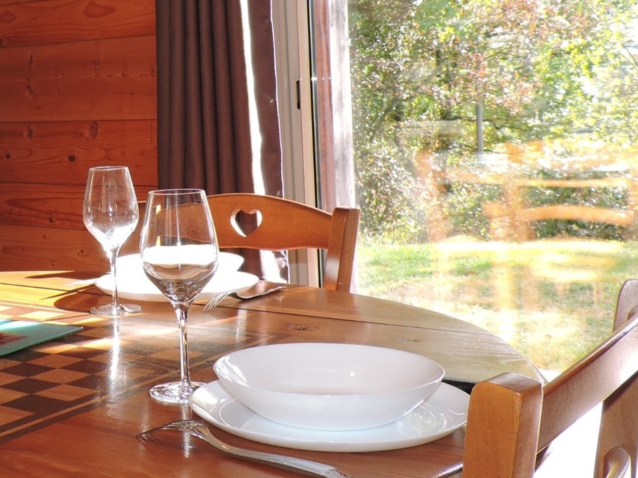 Chalet Cèdre : prenez vos repas avec vue sur la nature