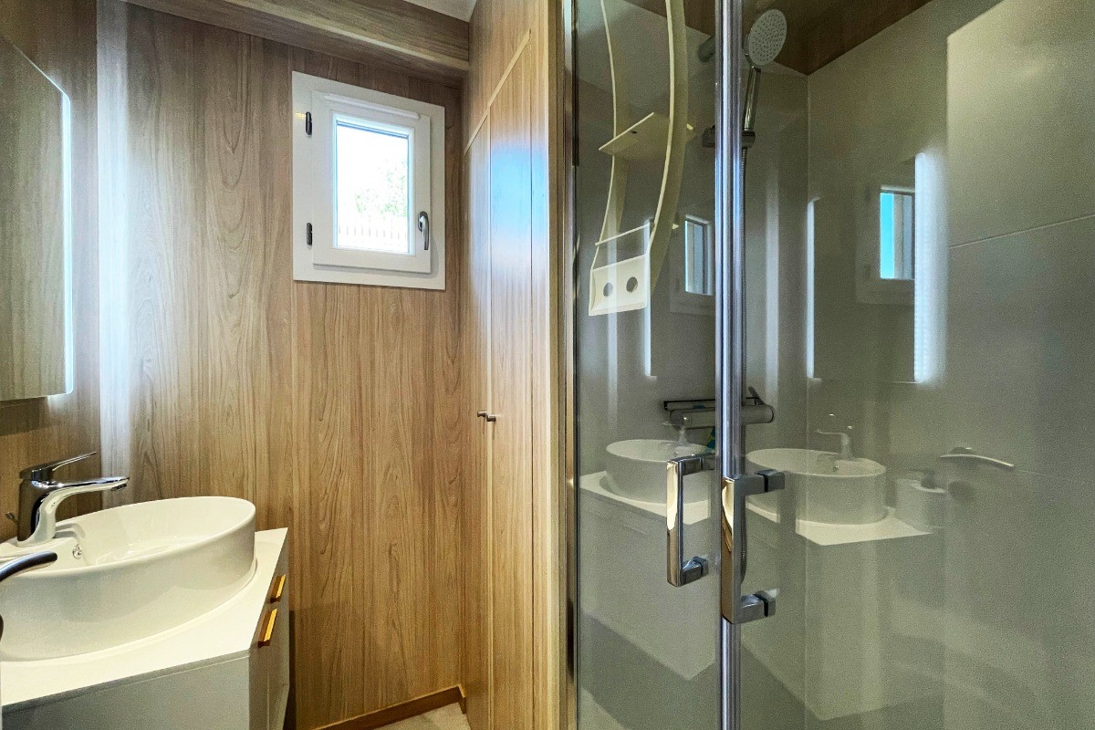 Salle d'eau avec une vasque et une cabine de douche - Lodge Loua Greenkub Vosges