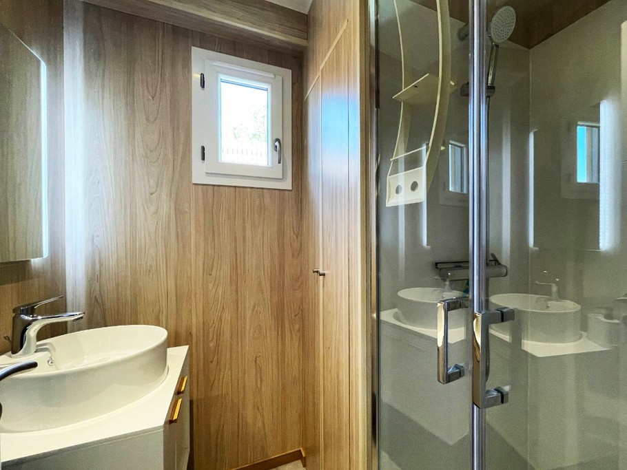 Salle d'eau avec une vasque et une cabine de douche - Lodge Loua Greenkub Vosges