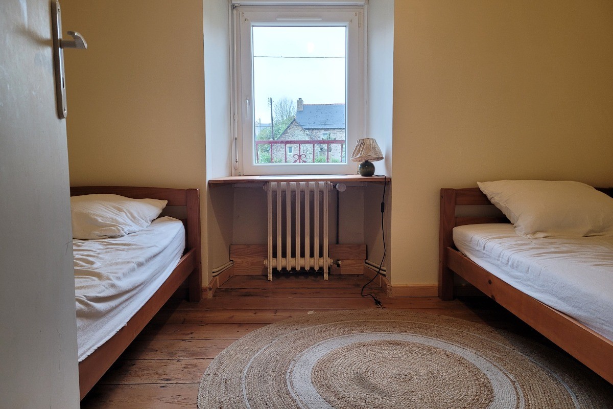 gîte de Kerloury, Clévacances, grande capacité 1er étage, chambre milieu avec deux lits simples