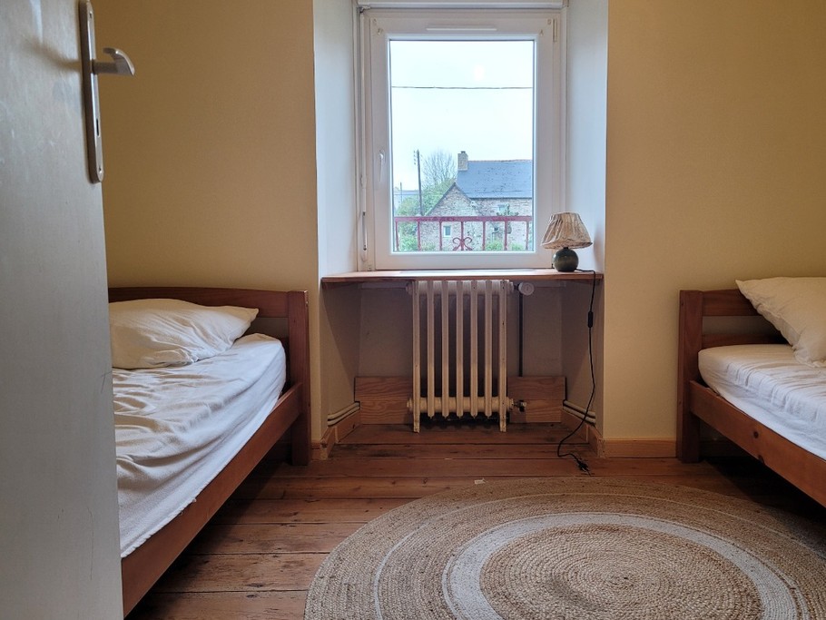 gîte de Kerloury, Clévacances, grande capacité 1er étage, chambre milieu avec deux lits simples