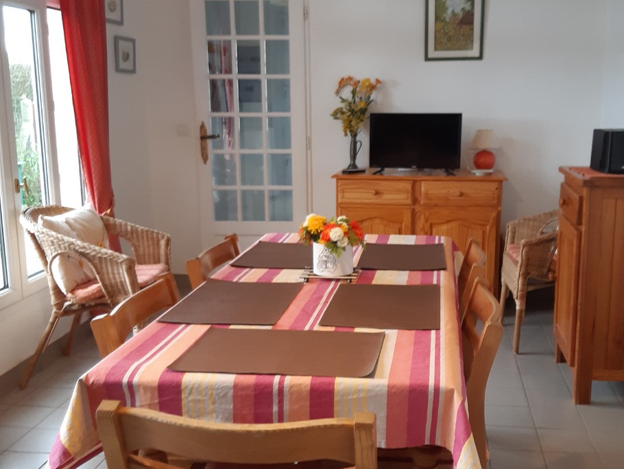 Séjour cuisine avec vue sur le jardin