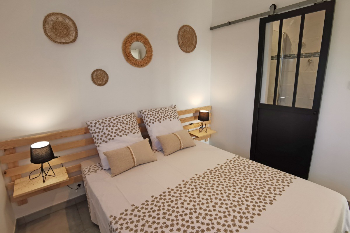 Une chambre avec un lit 140 et salle d'eau communicante