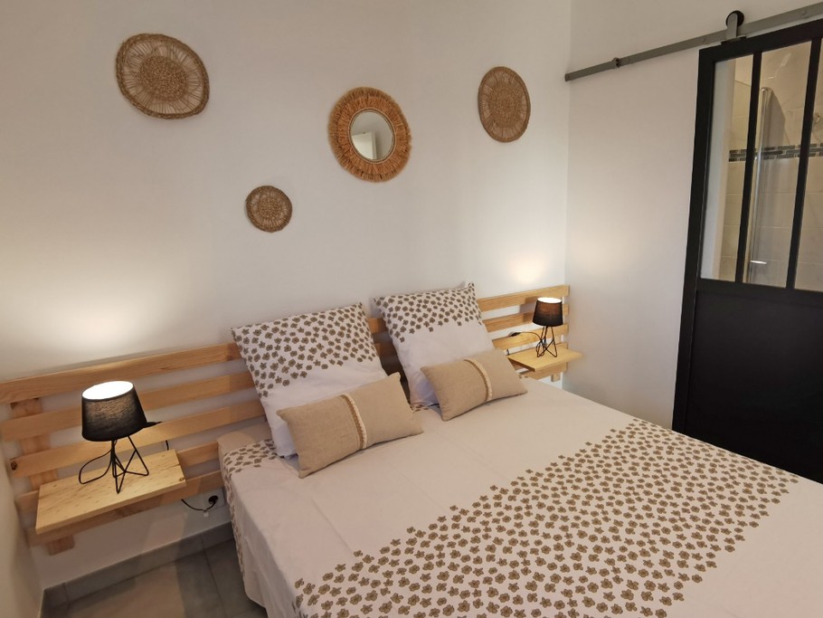 Une chambre avec un lit 140 et salle d'eau communicante