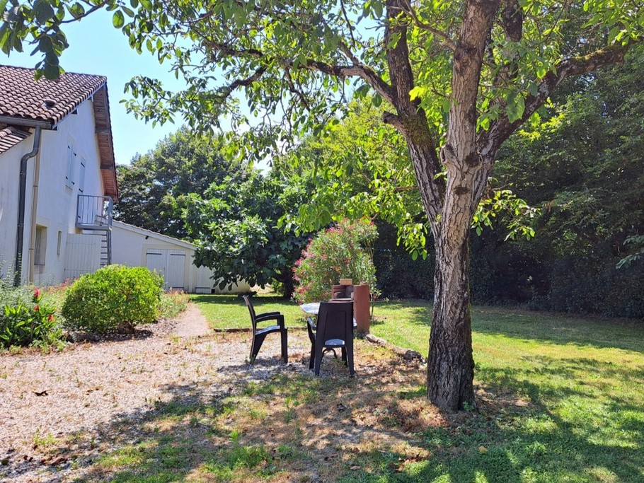 Le jardin privatif et le garage à vélos