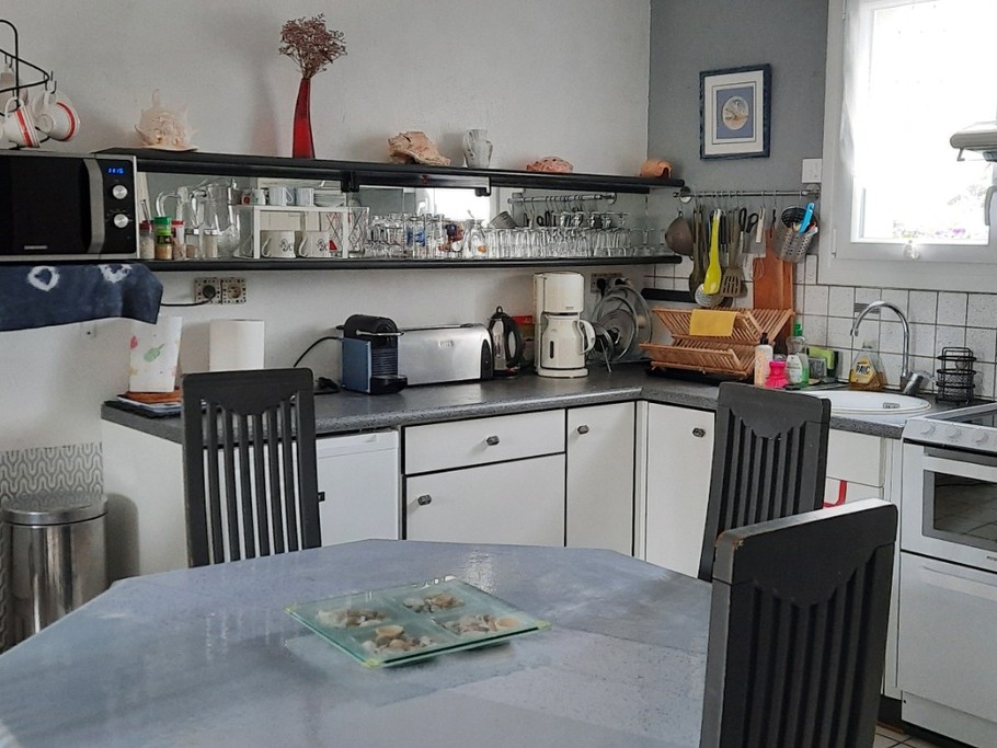 Coin cuisine dans pièce de vie