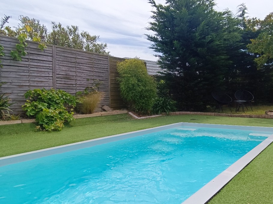 Piscine avec bâche sécurisée