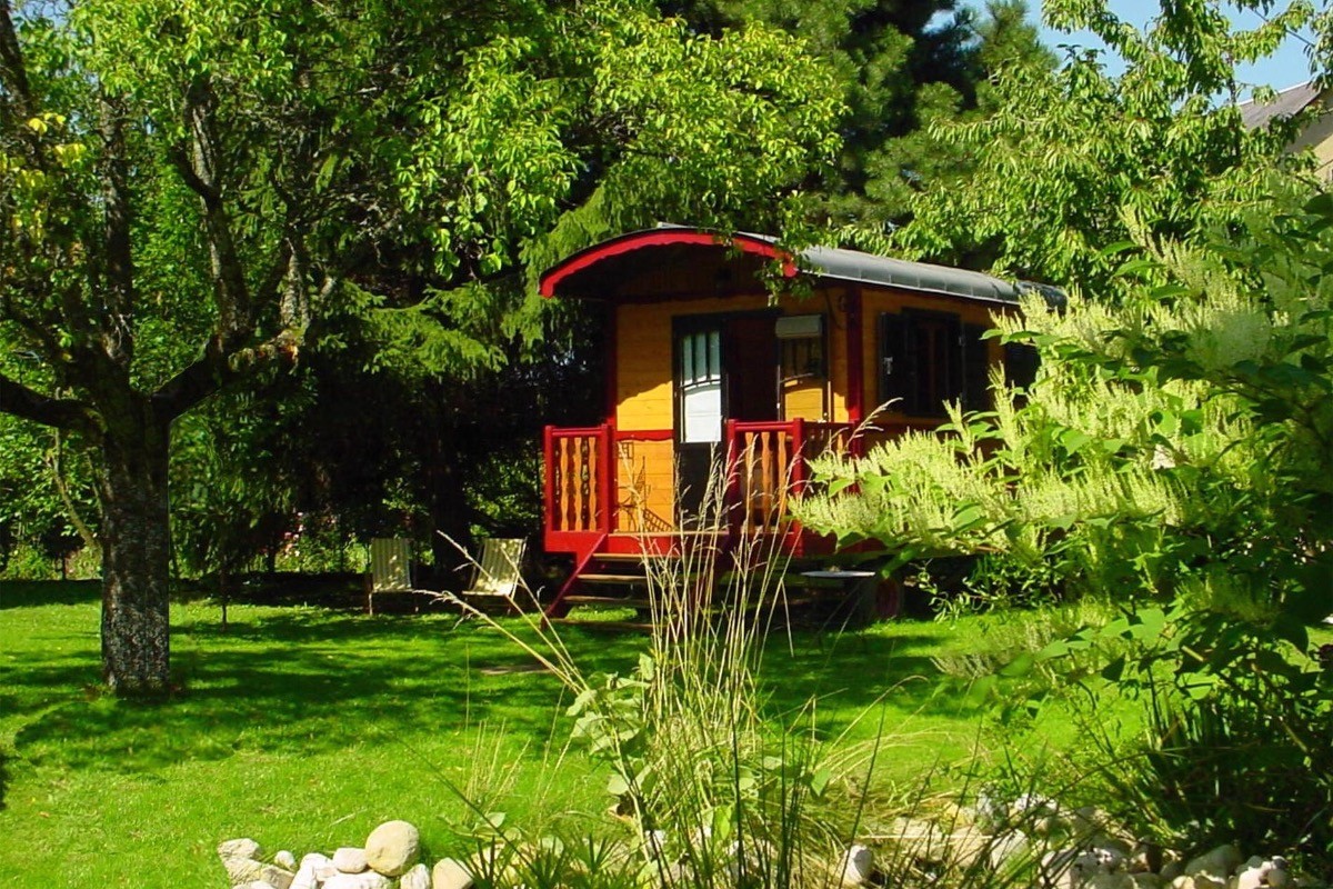 Nichée dans notre jardin : La Roulotte de La Jument Verte