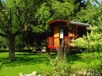 Nichée dans notre jardin : La Roulotte de La Jument Verte