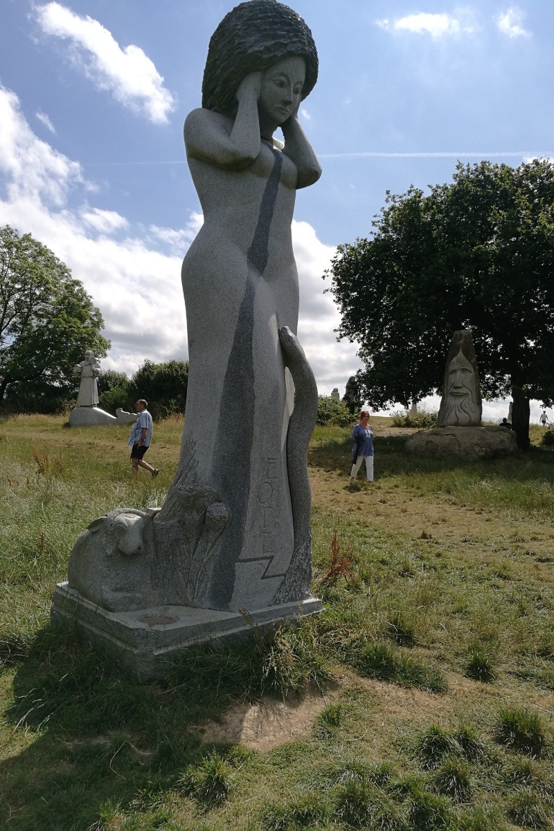 LA VALLEE DES SAINTS  CARNOET (plus de 100 statues) à 45 mn de nos gites